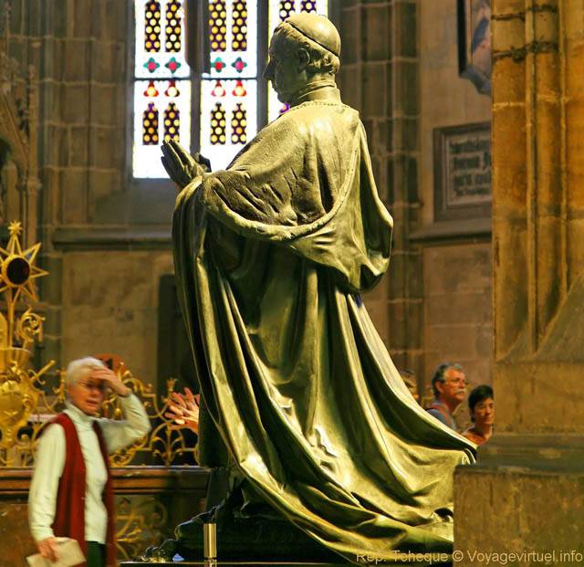 St Vitus Cathédrale, statue de pape en prière, (Prazsky Hrad) - Prag, Tschechische Republik