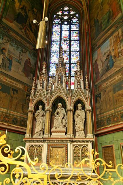 La Cathédrale Saint-Guy, sculptures en triptyque - Prag, Tschechische Republik