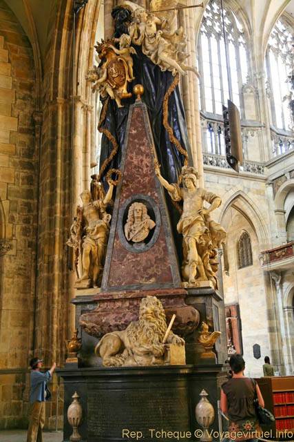 Un monument à l'intérieur de la cathédrale Sv Vit - Prag, Tschechische Republik