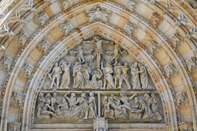 Le tympan du portail central, la crucifixion du Christ, Cathédrale Saint-Guy, (Prazsky Hrad) - Prag, Tschechische Republik
