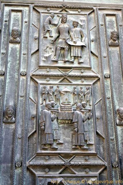Haut-relief sur une porte, Cathédrale Sv Vit, (Prazsky Hrad) - Prag, Tschechische Republik