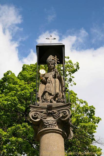 Statue religieuse sur pilier, Monastère Strahov (Strahovský klášter) - Prag, Tschechische Republik