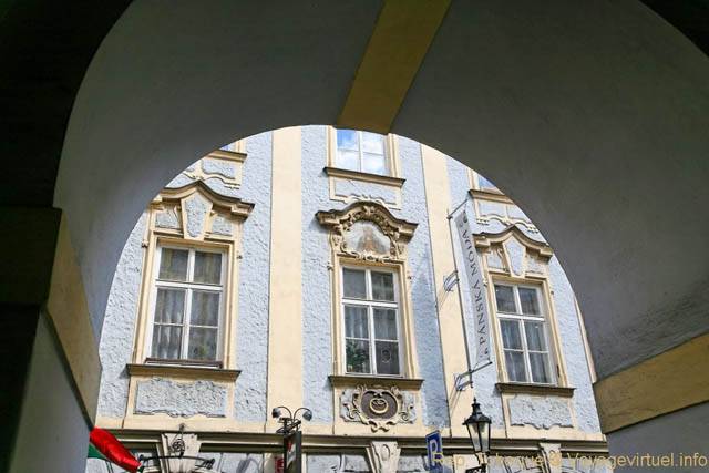 Tomasska, sous le porche - Prag, Tschechische Republik
