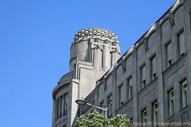 Statues en groupe de trois au sommet d'un immeuble, Vaclavske Namesti - Prag, Tschechische Republik
