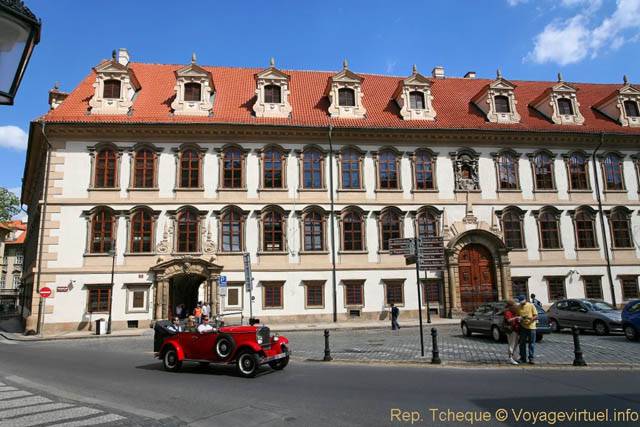Vieille automobile pour découvrir la ville, Valdstenjska - Prag, Tschechische Republik