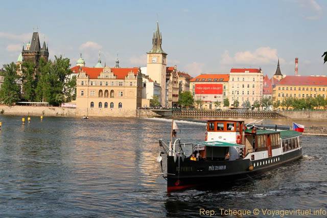 Vltana, vue sur le Smetana Museum depuis Kampa - Prag, Tschechische Republik