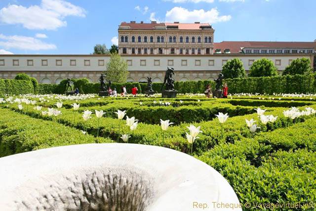 Au milieu des parterres et des tulipes, jardin Wallenstein, Valdstejnska Zahrada - Prag, Tschechische Republik