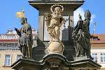 Gros plan sur les statues de la Colonne de la Trinité, Place Malostranské, Malá Strana, Prag, Tschechische Republik.