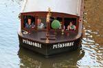 Vltava, les touristes dans le bateau Puskvorec, Prag, Tschechische Republik.