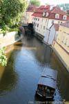 Promenade sur le canal de la Vltava avec le Puskvorec, Prag, Tschechische Republik.
