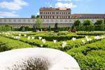 Au milieu des parterres et des tulipes, jardin Wallenstein, Valdstejnska Zahrada, Prag, Tschechische Republik.