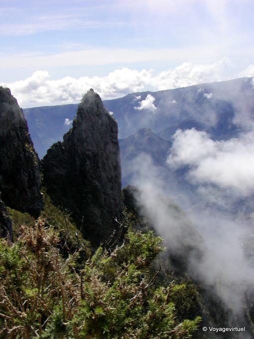 Aiguille du Piton Maido über Mafate bewölkt - Insel Reunion