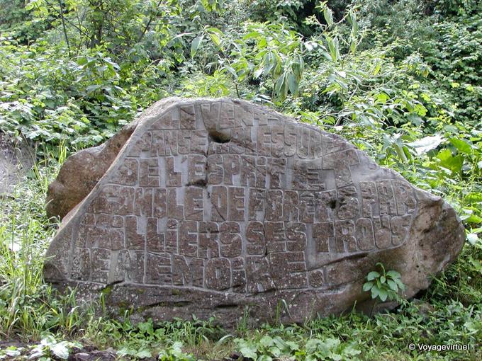 Der Wind heilt die Wunden des Geistes und füllt seinen Wäldern von Tausenden Blackouts, Stele auf dem Weg Dimitile - Insel Reunion