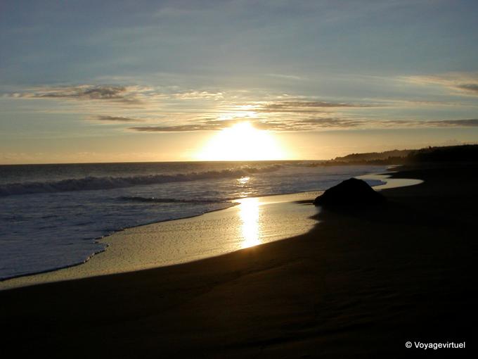 Strand und Sonnenuntergang in Richtung der Spitze der Bretagne - Insel Reunion