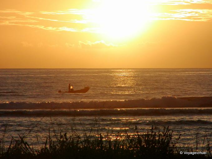 Sonnenuntergang und Boot Überfahrt nach Saint-Leu - Insel Reunion