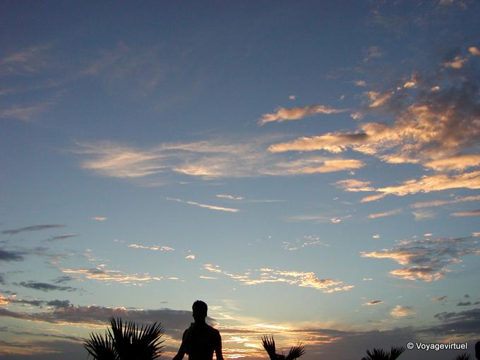 Himmel und Schatten bei Sonnenuntergang - Insel Reunion