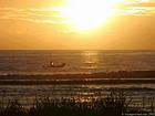 Sonnenuntergang und Boot Überfahrt nach Saint-Leu, Insel Reunion.
