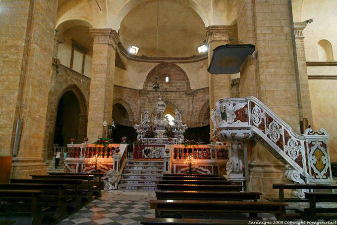 Alghero Kathedrale Santa Maria, die Kanzel und der Altar, das Presbyterium - Sardinien