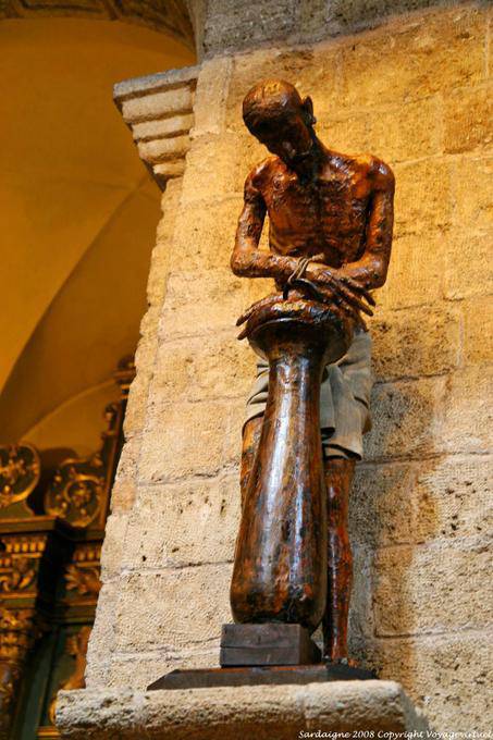 Alghero, Kirche San Francesco, der Gefangene Statue im Mittelschiff - Sardinien