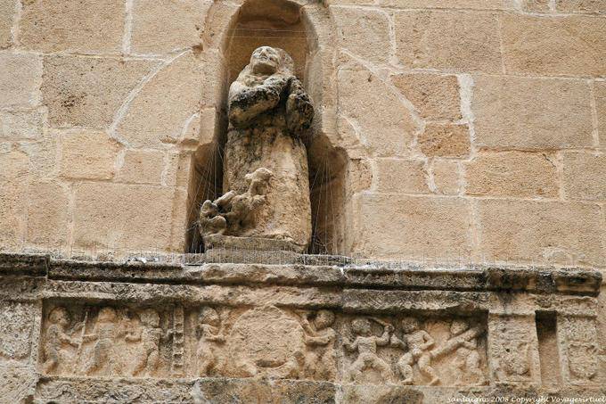 Alghero, Chiesa San Francesco, Outdoor-Statue in einer Nische und Flachrelief - Sardinien