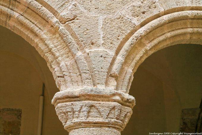 Alghero, San Francesco Kreuzgang, Detail Bogen und Spalte - Sardinien