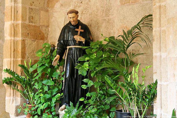 Monk Statue am Kreuz, Kreuzgang von San Francesco, Alghero - Sardinien