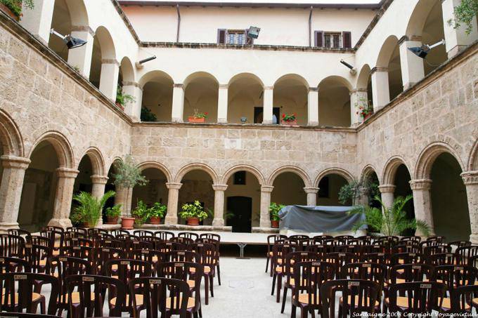 Alghero, Kreuzgang des heiligen Franz von Assisi der Kirche - Sardinien