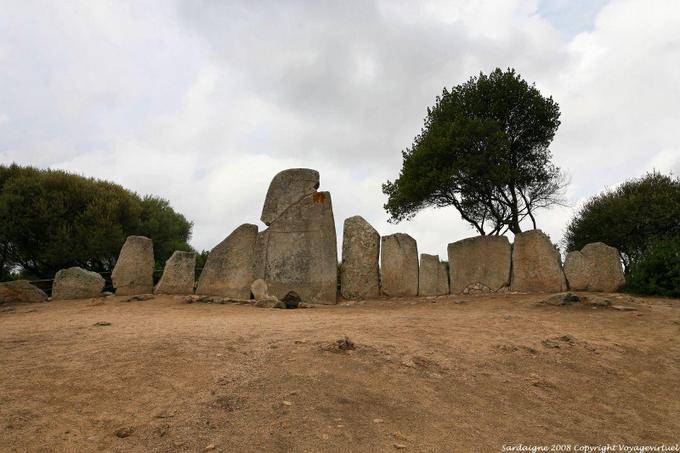Blick auf den Dolmen Tomba dei Giganti Website Lolghi di Li, Arzachena - Sardinien
