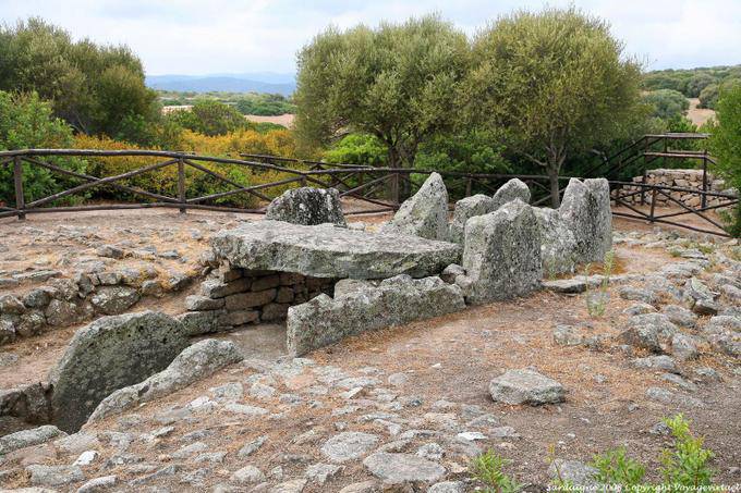 Alte Ruinen von den Karthagern zerstört, Grab des Riesen Li Lolghi, Arzachena - Sardinien