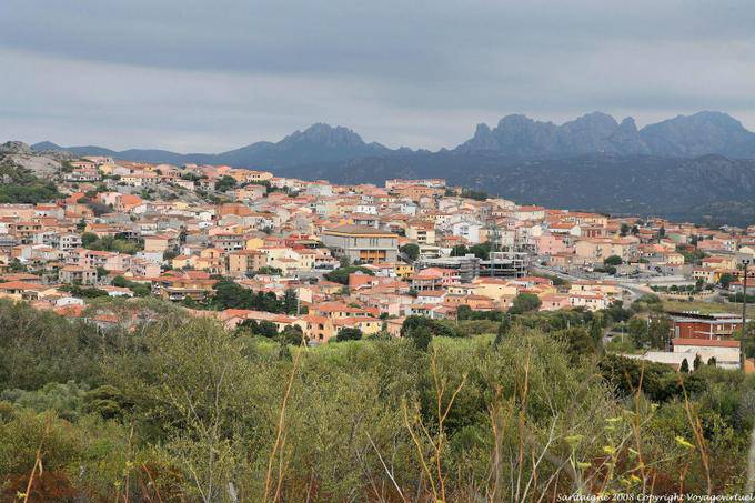 Arzachena, Blick auf die Stadt - Sardinien