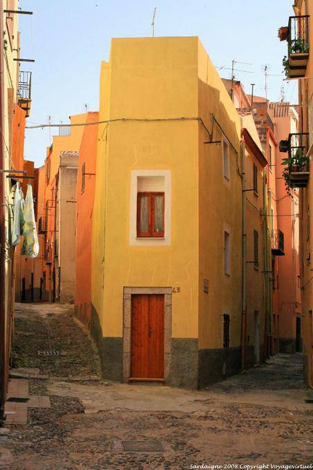 Bosa, schmale Haus in Straßenecke - Sardinien