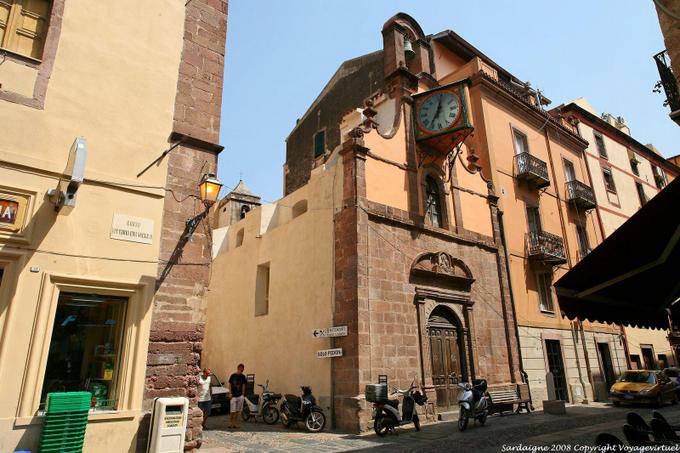 Bosa, Corso Vittorio Emanuele II, trat Uhr an der Fassade einer Kirche - Sardinien