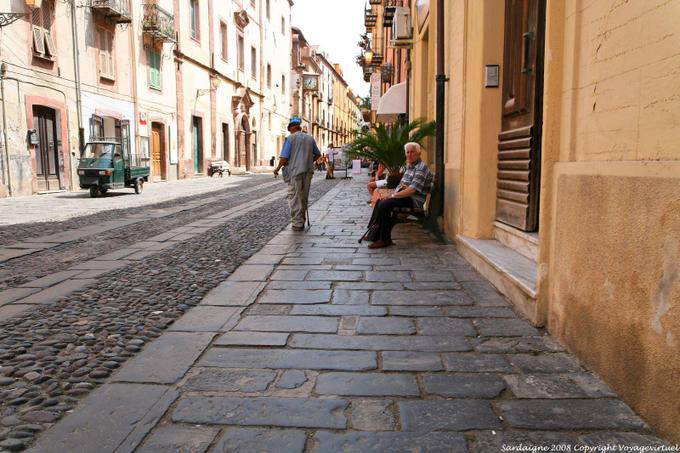 Bosa, Corso Vittorio Emanuele II, die Ältesten und die Kopfsteinpflaster - Sardinien