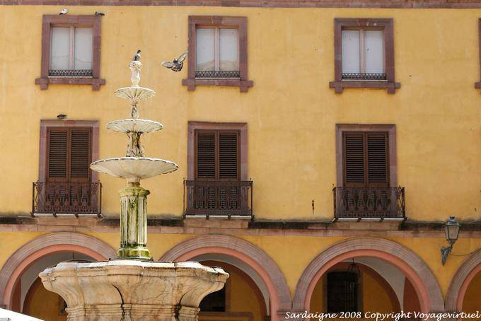 Bosa, Corso Vittorio Emanuele II, der Piazza Costituzione, ein Brunnen - Sardinien