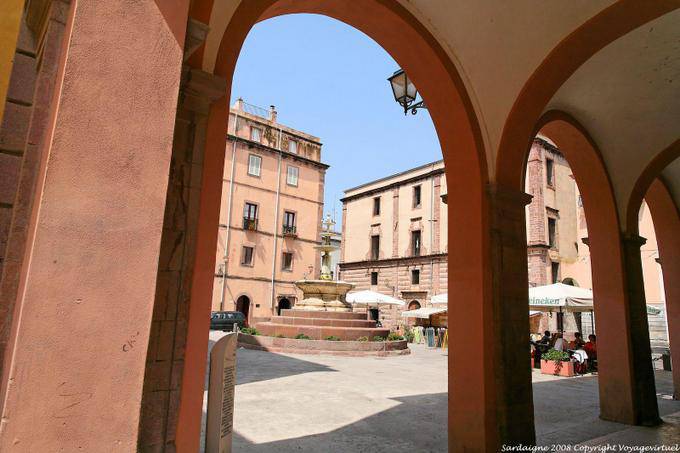 Bosa, unter den Arkaden der Piazza Costituzione - Sardinien