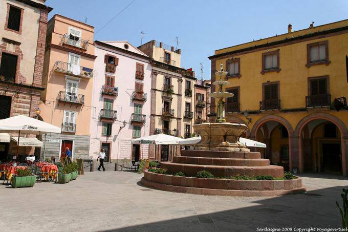 Bosa, Corso Vittorio Emanuele II, globalen Blick auf die Piazza Costituzione - Sardinien