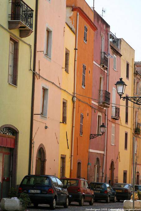 Bosa, Via Carmine, Wandfarben - Sardinien