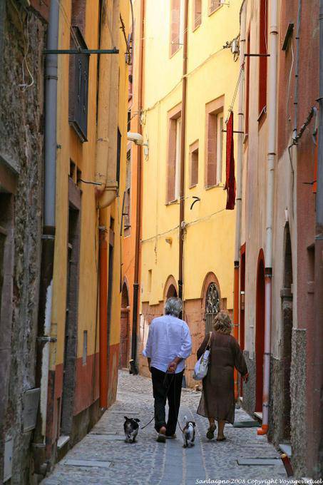 Bosa, über Santa Croce, das Paar mit zwei Hunden - Sardinien