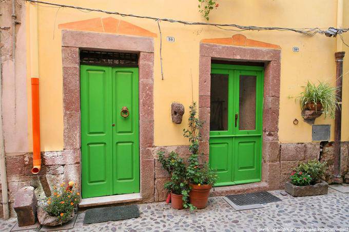Bosa, über Santa Croce, grünen Türen - Sardinien