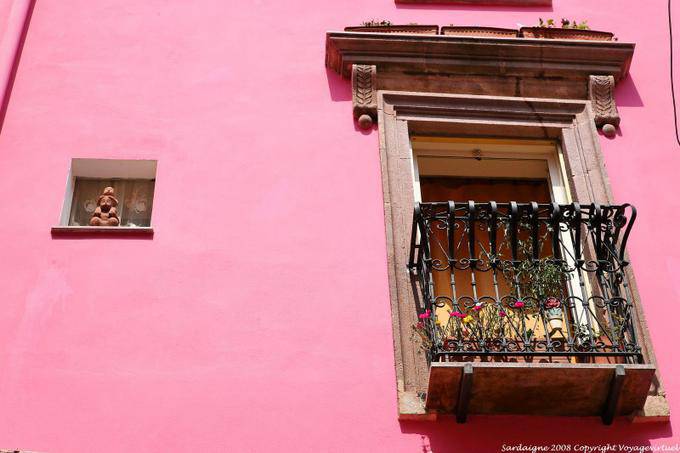 Bosa, Vicolo della Scuda, Balkon lila Fassade - Sardinien