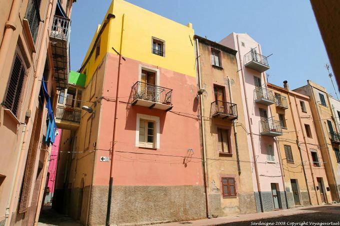 Bosa, Vicolo della Scuda, ein Durchgang zwischen den typischen Häusern - Sardinien