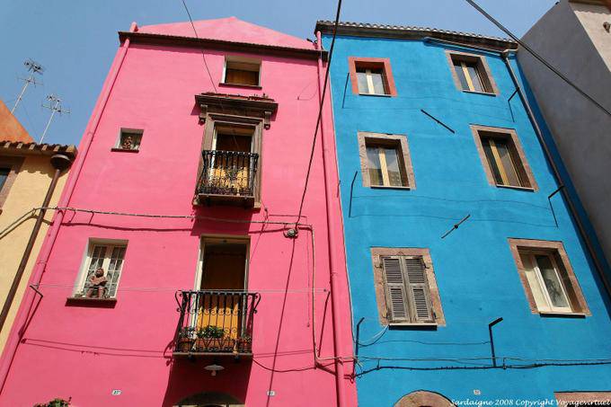 Bosa, Vicolo della Scuda, rosa und blau Frontfassade - Sardinien