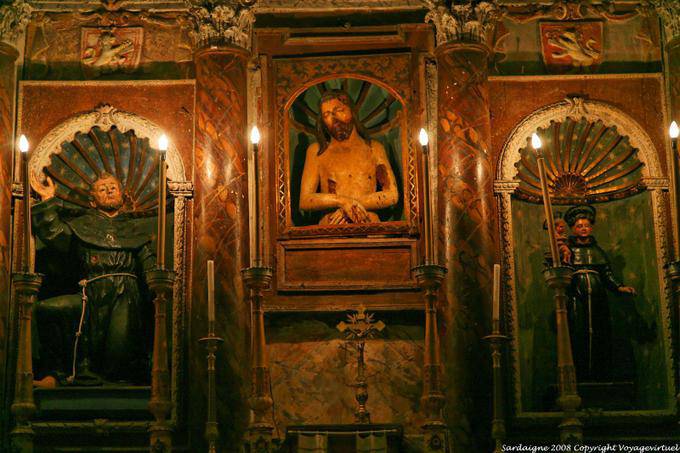 Castelsardo, in der Nähe der Statuen eines Altars - Sardinien
