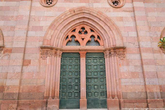 Fordongianus, das Haupttor der Chiesa di Pietro Apostolo - Sardinien