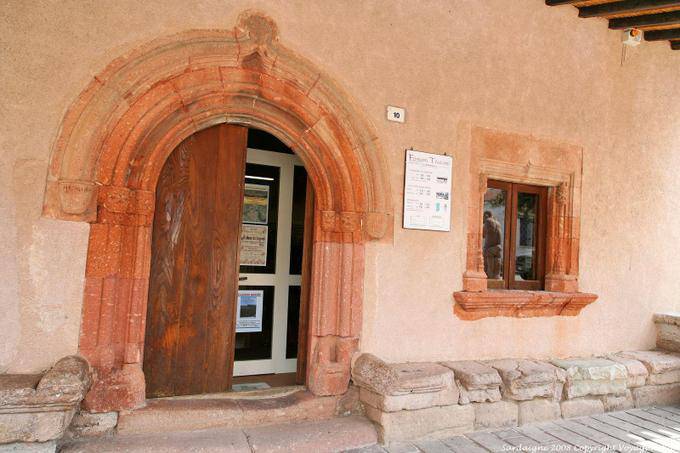Porch rot Trachyt Forum Traiani, Casa Aragonese Fordongianus - Sardinien