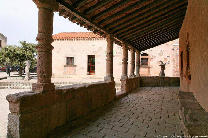 Säulen aus rotem Trachyt Fordongianus Forum Traiani, Casa Aragonese - Sardinien