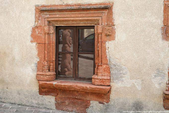 Fordongianus Forum Traiani Reflexion in einem Fenster - Sardinien