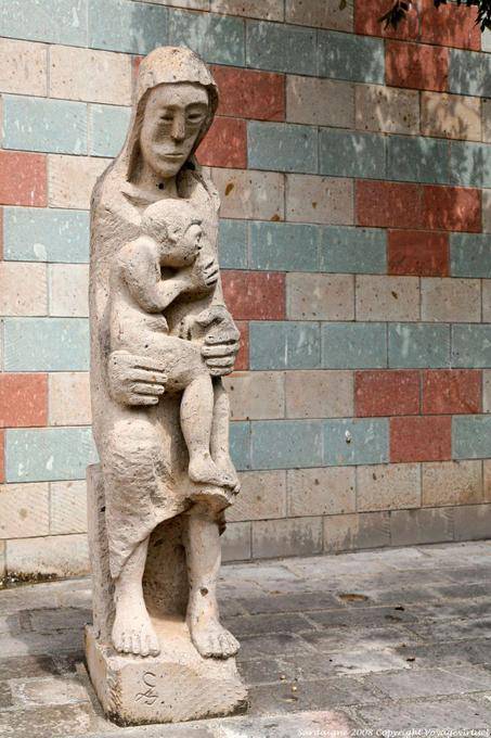 Fordongianus Kind-Statue vor der Kirche San Pietro Apostolo - Sardinien