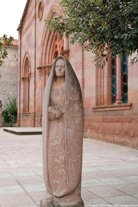 Fordongianus, eiförmig Statue vor dem San Pietro - Sardinien