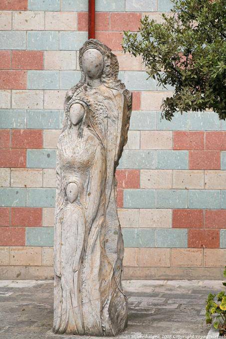 Fordongianus, Dreibett-Statue vor der Kirche San Pietro Apostolo - Sardinien
